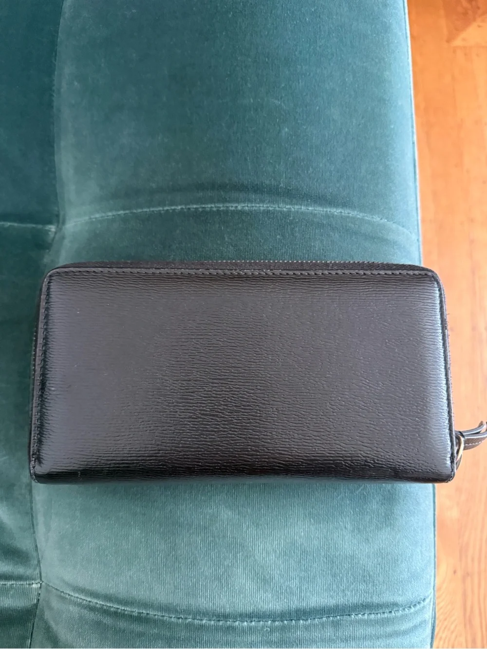 ✨ Superb Condition Gucci Black Leather Zip Wallet with Snake Decal ✨ - Picture 3 of 5